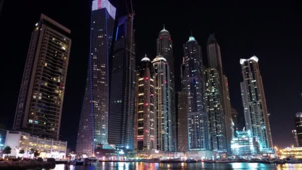 Dubai Marina por la noche — Vídeos de Stock