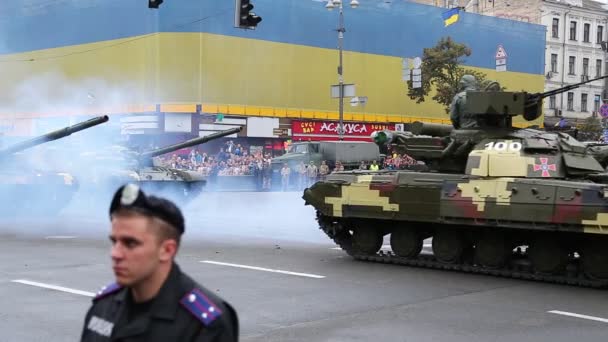 Ceremonial parade of military hardware at Kiev — Stock Video
