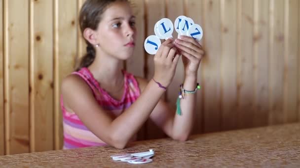 Menina com alfabeto inglês — Vídeo de Stock