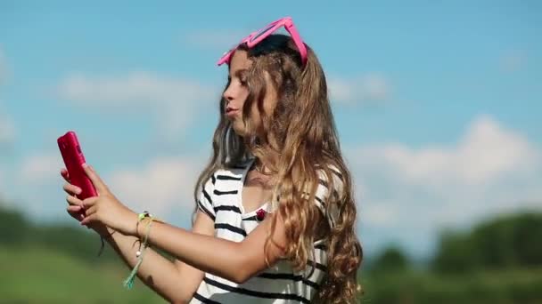 Meisje maakt selfie op smartphone — Stockvideo