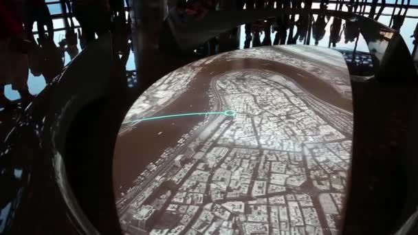 Etkileşimli harita üzerinde gözlem güverte — Stok video