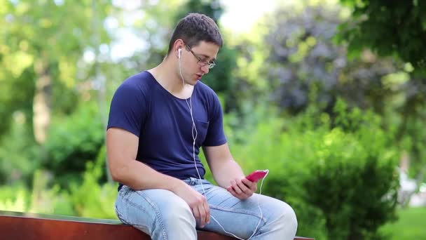 Man talks on smartphone — Stock Video