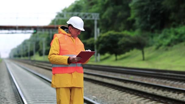 Trabalhador ferroviário em uniforme amarelo — Vídeo de Stock