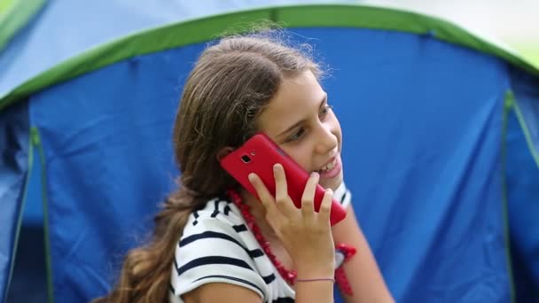 Chica bonita habla en el teléfono celular — Vídeo de stock