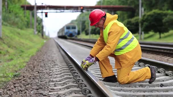 Trabajador ferroviario en uniforme amarillo — Vídeos de Stock