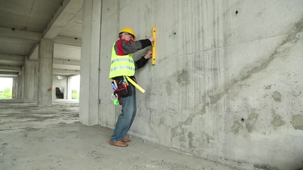 Arbeiter mit Niveau auf Baustelle — Stockvideo