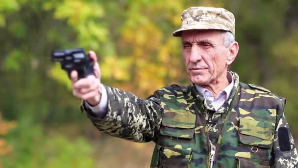 Senior soldaat met revolver — Stockvideo