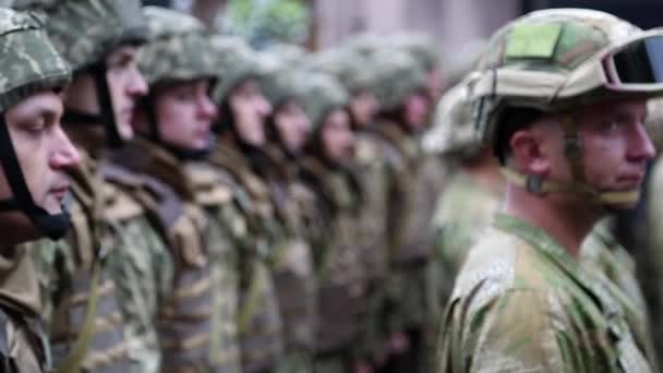 Soldados em uniforme militar no desfile militar — Vídeo de Stock