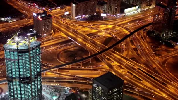 Dubai stad traffic's nachts — Stockvideo