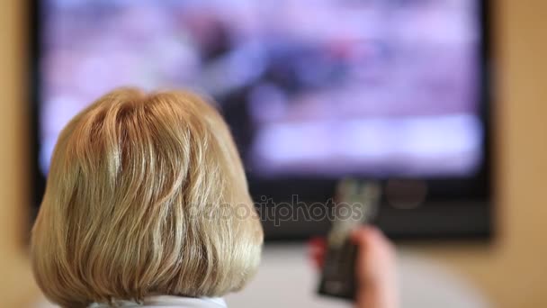 Mujer rubia con control remoto — Vídeos de Stock