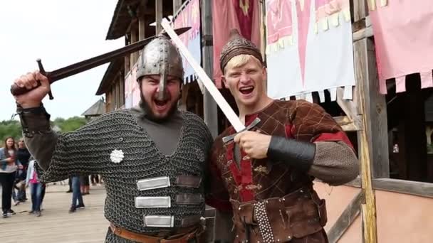 Dos guerreros en armaduras — Vídeos de Stock