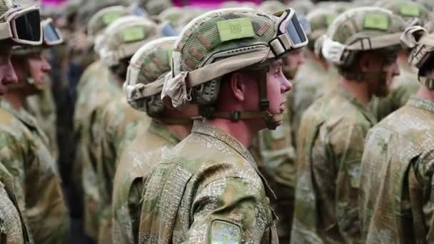 Soldados em uniforme militar — Vídeo de Stock