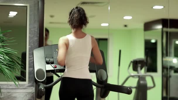 Kvinna som tränar på löpband — Stockvideo
