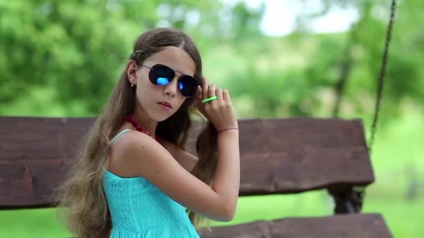 Menina bonita em azul sundress — Vídeo de Stock