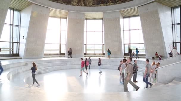 Les gens dans le musée national d'histoire — Video