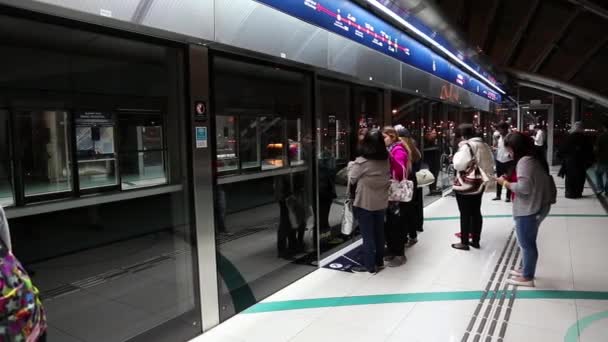 Personas dentro de la estación de metro Dubai — Vídeos de Stock