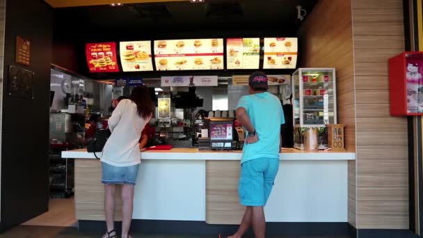 Gente dentro de restaurante de comida rápida — Vídeos de Stock