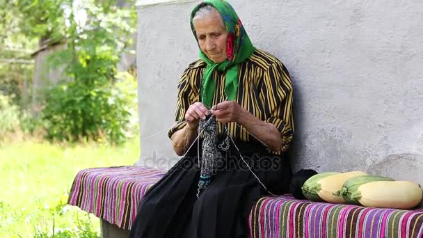 Old woman knits woollen socks — Stock Video