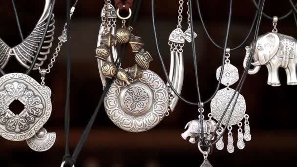 Šperky ze stříbra — Stock video