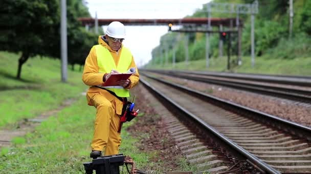 Εργάτης σιδηροδρόμων σε κίτρινο ομοιόμορφη — Αρχείο Βίντεο