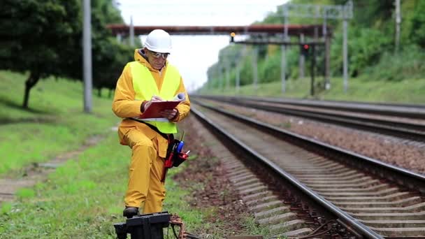 Operaio ferroviario in uniforme gialla — Video Stock