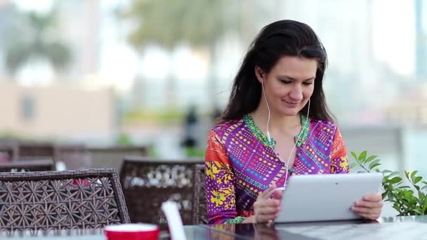 Mujer se comunica a través de tabletas — Vídeo de stock
