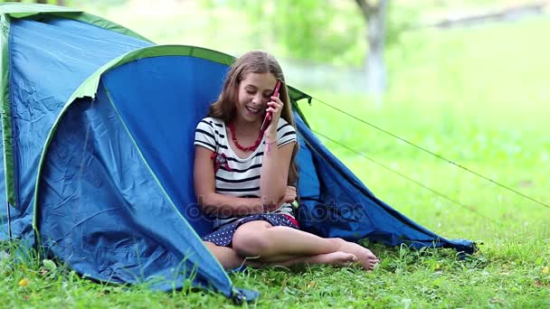 Meisje spreekt op mobiele telefoon — Stockvideo