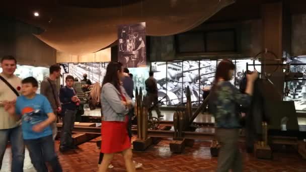 People in national museum of history — Stock Video