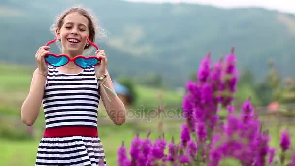 Menina bonita em óculos grandes dança — Vídeo de Stock