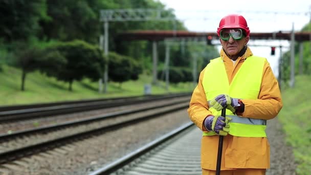 Spoorweg werknemer in geel uniform — Stockvideo
