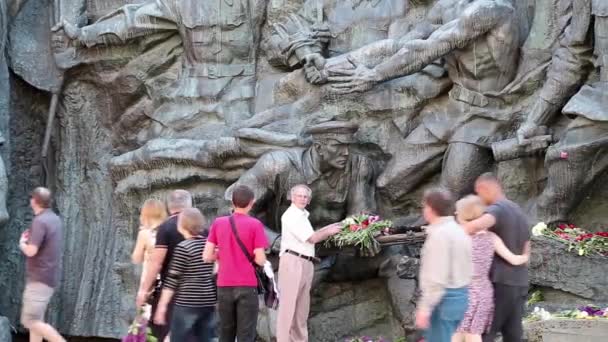 Pessoas perto de monumento em museu nacional — Vídeo de Stock