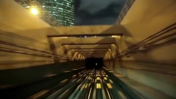 Vlak jezdí do tunelu — Stock video