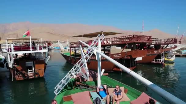 Mensen op plezier-schip — Stockvideo