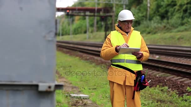 Railwayman makes notes — Stock Video