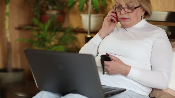 Женщина с ноутбуком и мобильным телефоном — стоковое видео