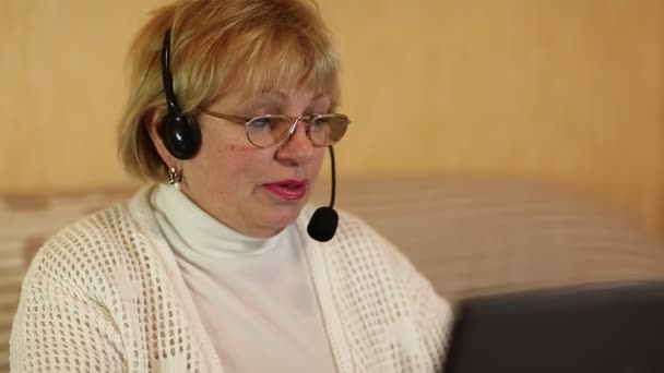 Woman talks to customer with help of laptop — Stock Video