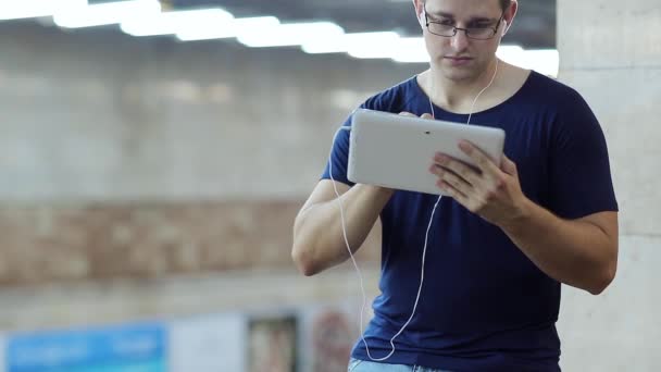 Mężczyzna z tabletem — Wideo stockowe