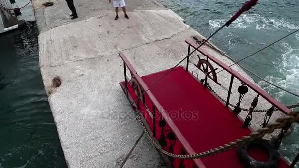 Passerelle qui relie le pont arrière pour saisir — Video