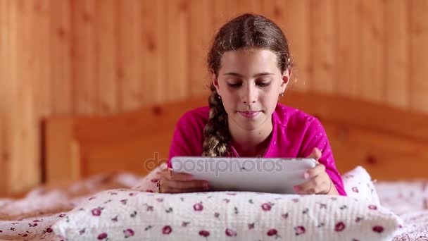 Chica utiliza tableta ordenador — Vídeos de Stock