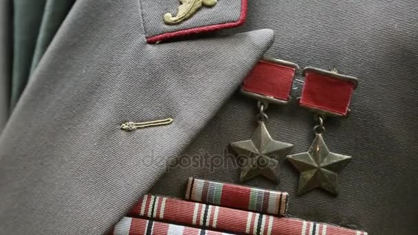 Streckenposten-Uniform mit zwei goldenen Sternen — Stockvideo