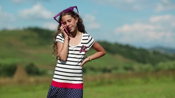Mooi meisje spreekt op mobiele telefoon — Stockvideo