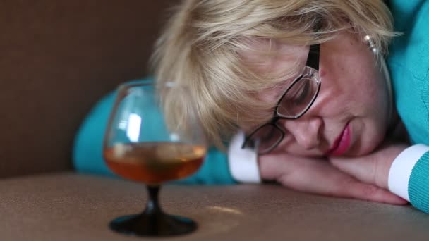 Slapende vrouw met glas cognac — Stockvideo