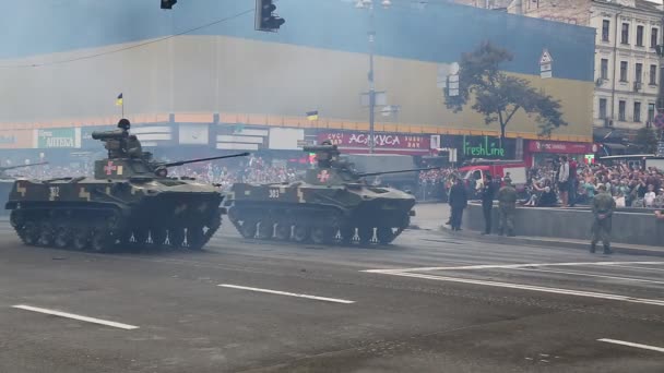 Tanks bij ceremoniële parade van militaire hardware — Stockvideo