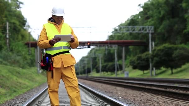 Inspector de tráfico ferroviario toma notas — Vídeos de Stock