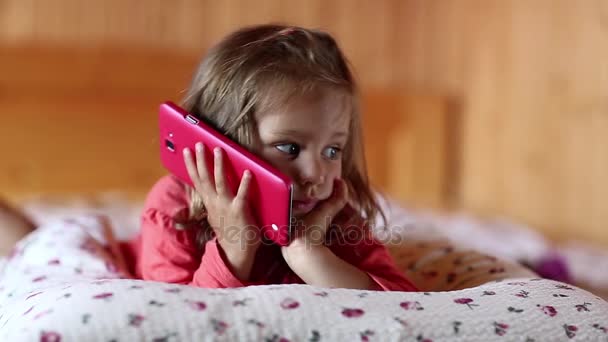 Grappig meisje met smartphone — Stockvideo