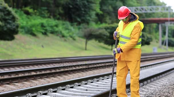 Ferroviario en uniforme amarillo — Vídeo de stock