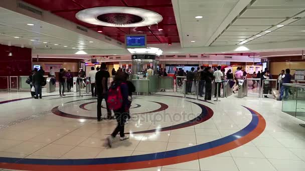 Mensen lopen binnen Dubai metro station — Stockvideo