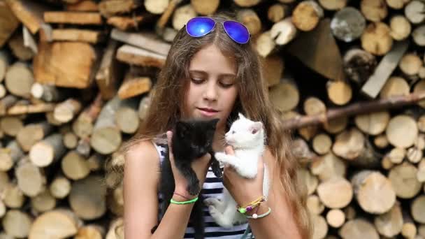 Menina segura dois gatinhos pequenos — Vídeo de Stock