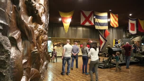 Lidé v národním muzeu dějin Ukrajiny — Stock video