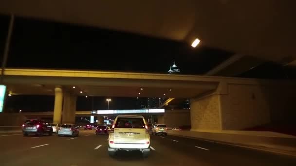 Dubai stadtverkehr in der nacht — Stockvideo